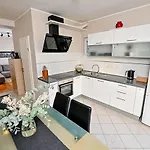 Jakov With Balcony דירה