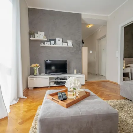 Jakov With Balcony Apartment *