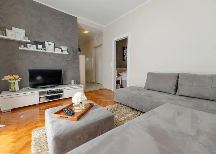 Jakov With Balcony Διαμέρισμα *